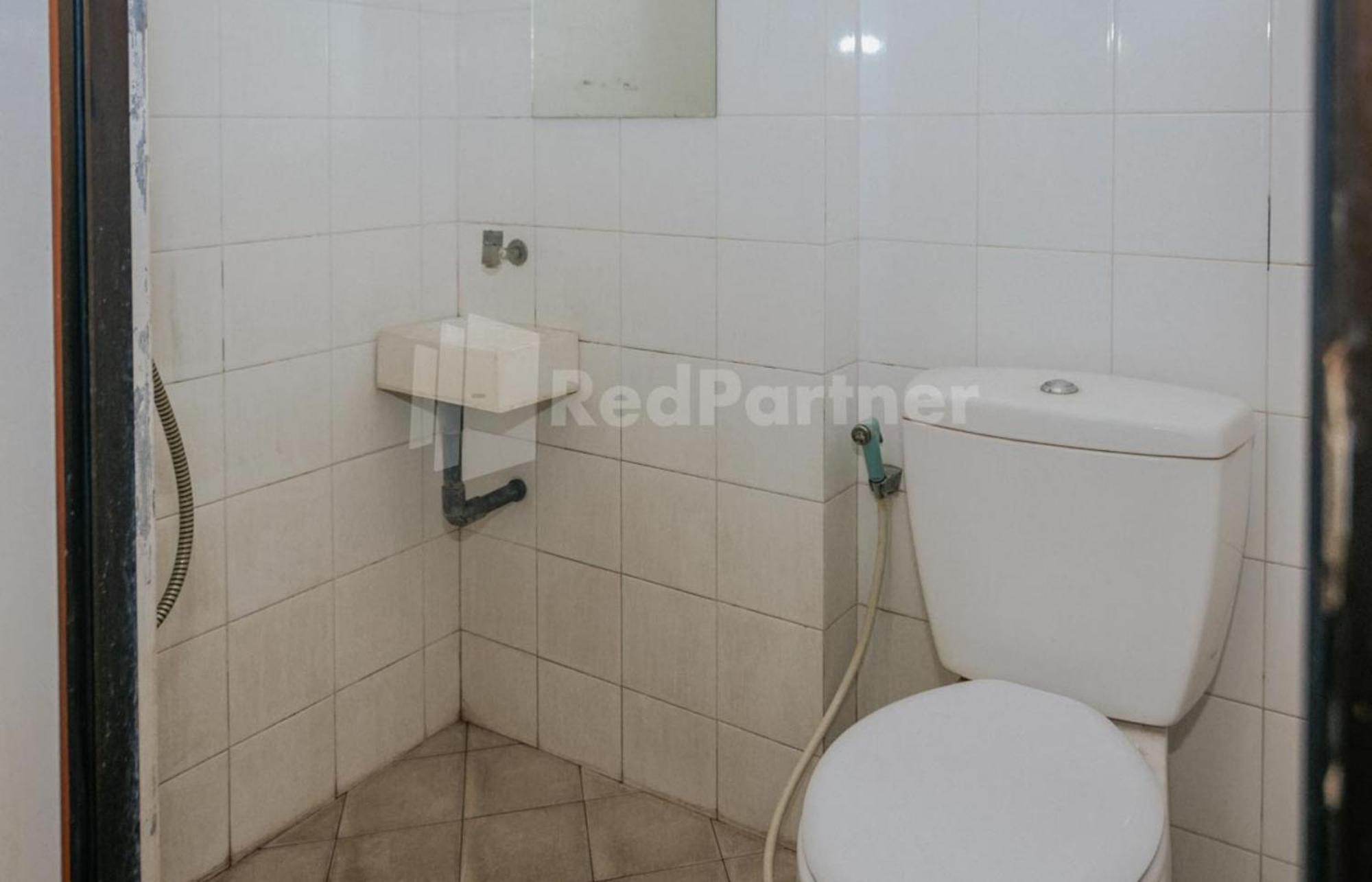 Hotel De Lugano Scbd Syariah Mitra Reddoorz Giacarta Esterno foto